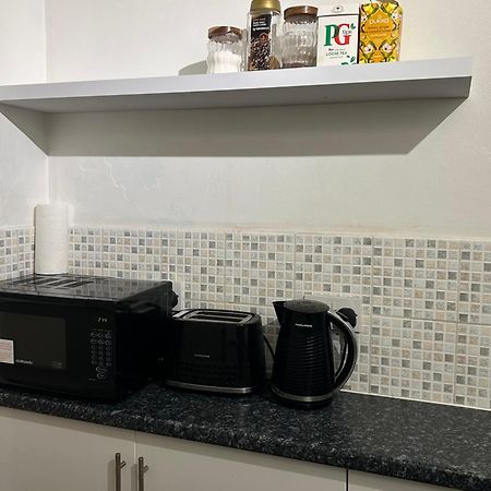 One Bedroom Flat In Chiswick W4 Londra Esterno foto