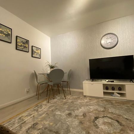 One Bedroom Flat In Chiswick W4 Londra Esterno foto