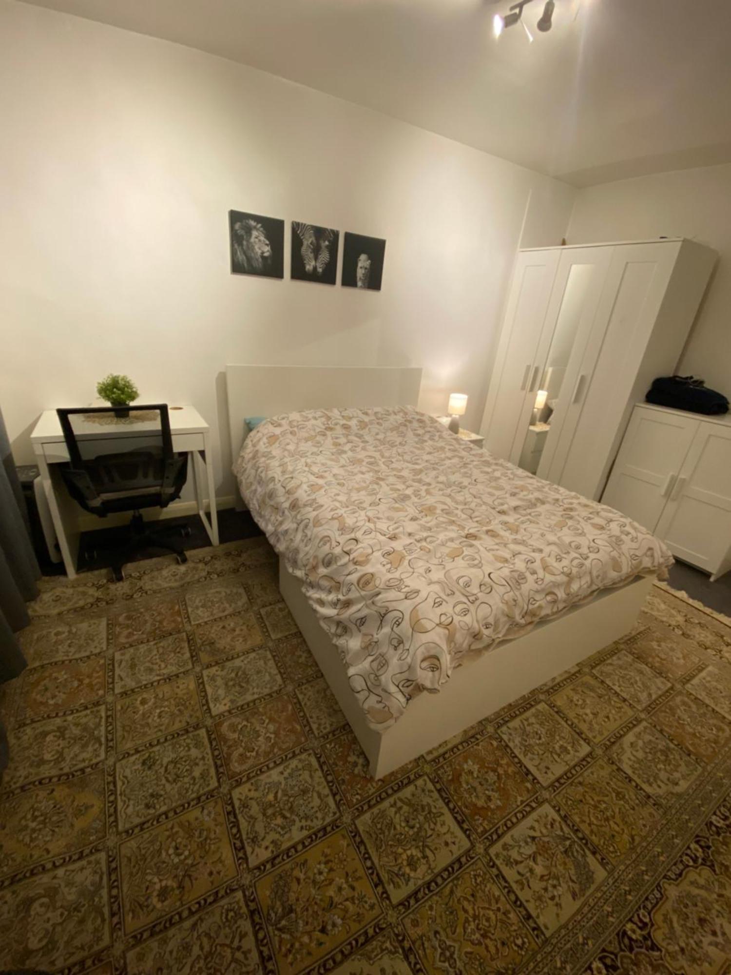 One Bedroom Flat In Chiswick W4 Londra Esterno foto