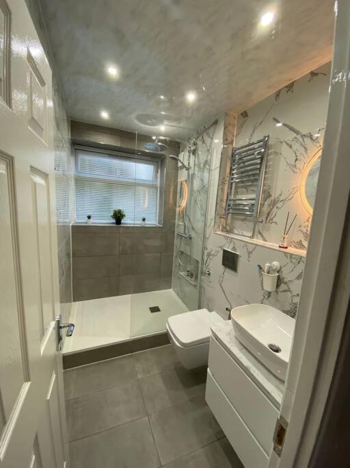 One Bedroom Flat In Chiswick W4 Londra Esterno foto