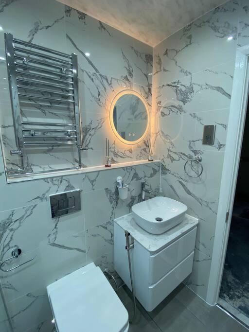 One Bedroom Flat In Chiswick W4 Londra Esterno foto